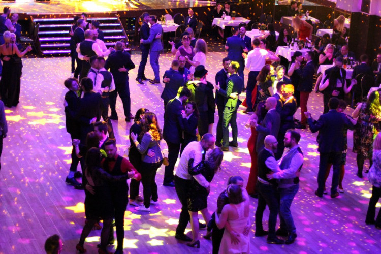 Brněnský Queerball 2020 propagoval s tématem Spolu navěky manželství pro všechny