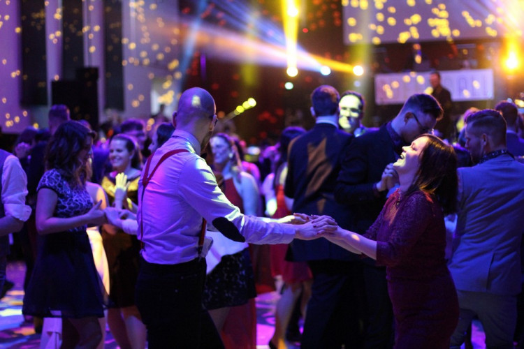 Brněnský Queerball 2020 propagoval s tématem Spolu navěky manželství pro všechny