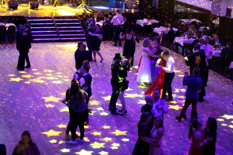 Brněnský Queerball 2020 propagoval s tématem Spolu navěky manželství pro všechny