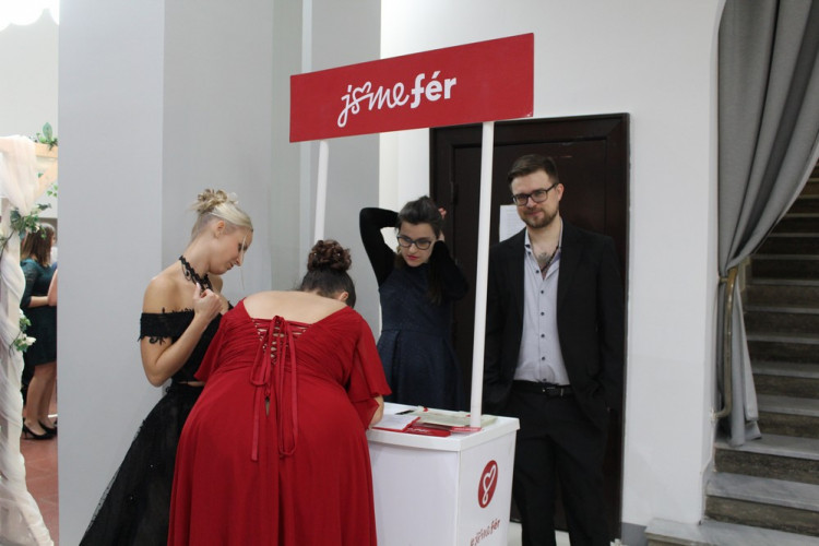 Brněnský Queerball 2020 propagoval s tématem Spolu navěky manželství pro všechny