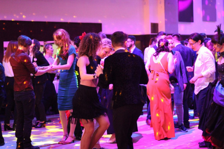 Brněnský Queerball 2020 propagoval s tématem Spolu navěky manželství pro všechny