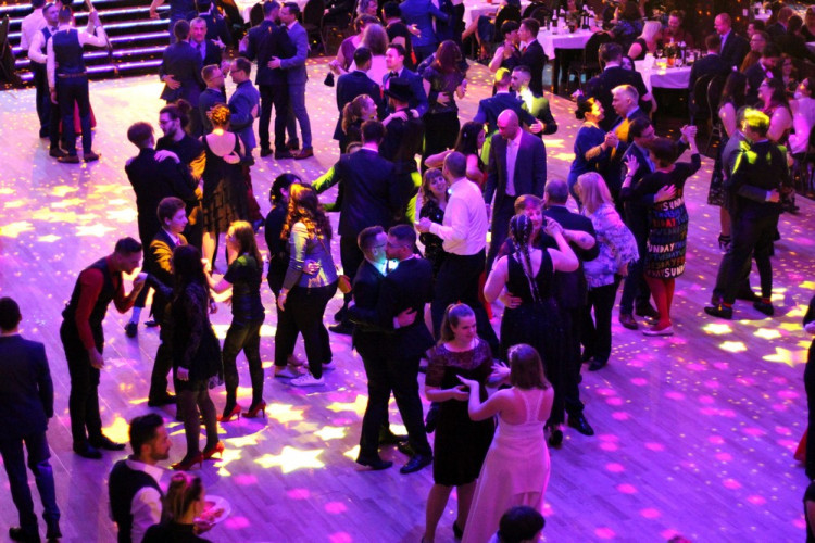 Brněnský Queerball 2020 propagoval s tématem Spolu navěky manželství pro všechny