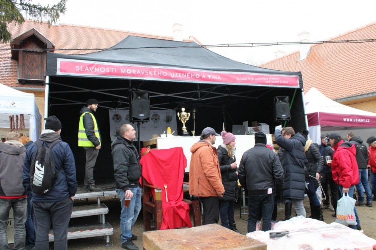 Slavnosti moravského uzeného na hradě Veveří navštívilo o víkendu 5 tisíc lidí