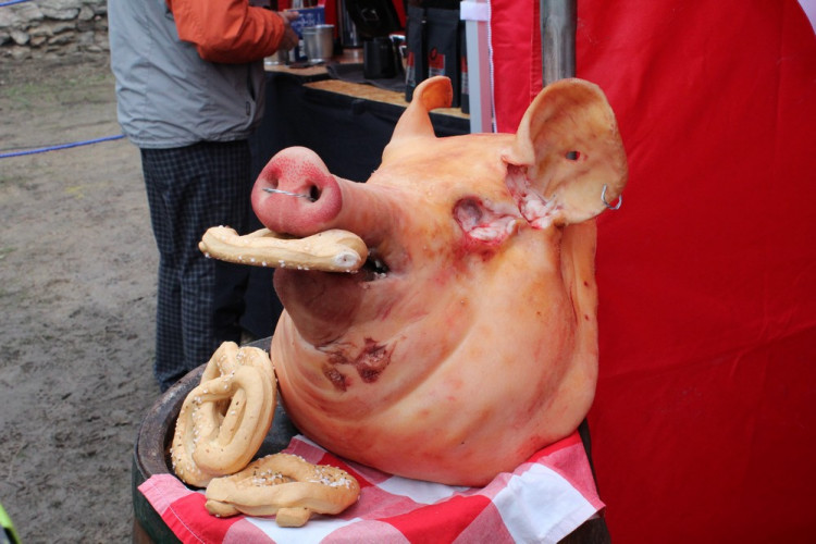 Slavnosti moravského uzeného na hradě Veveří navštívilo o víkendu 5 tisíc lidí