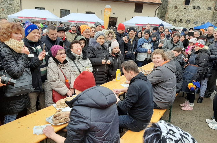 Slavnosti moravského uzeného na hradě Veveří navštívilo o víkendu 5 tisíc lidí