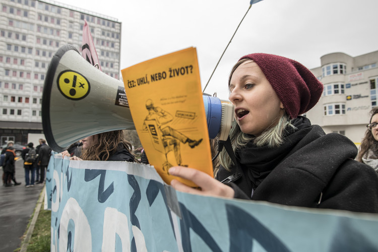 FOTOGALERIE: Do sídla ČEZu vnikli aktivisté, pomalovali okna a v zákaznickém centru rozházeli uhlí