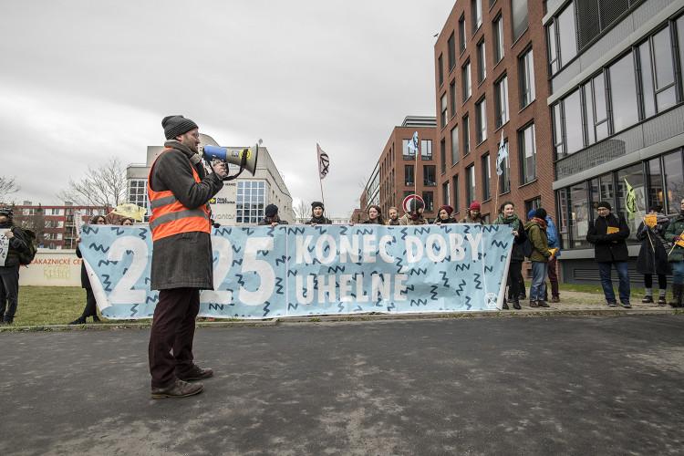 FOTOGALERIE: Do sídla ČEZu vnikli aktivisté, pomalovali okna a v zákaznickém centru rozházeli uhlí