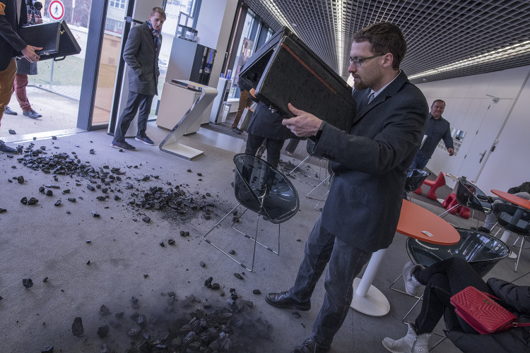 FOTOGALERIE: Do sídla ČEZu vnikli aktivisté, pomalovali okna a v zákaznickém centru rozházeli uhlí