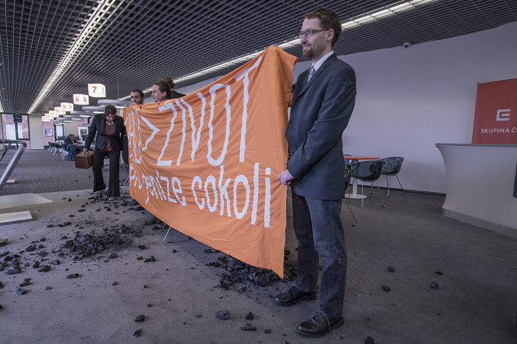 FOTOGALERIE: Do sídla ČEZu vnikli aktivisté, pomalovali okna a v zákaznickém centru rozházeli uhlí