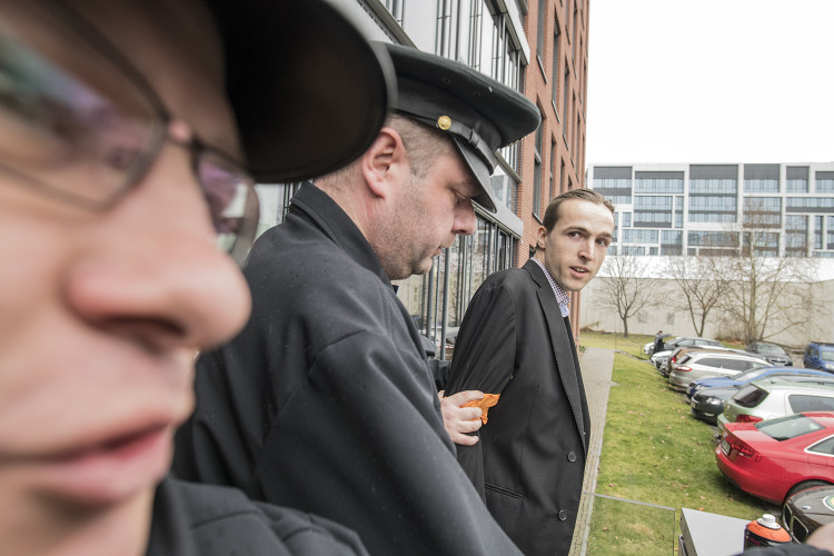 FOTOGALERIE: Do sídla ČEZu vnikli aktivisté, pomalovali okna a v zákaznickém centru rozházeli uhlí