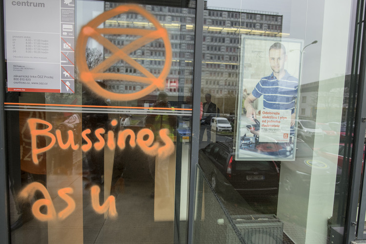 FOTOGALERIE: Do sídla ČEZu vnikli aktivisté, pomalovali okna a v zákaznickém centru rozházeli uhlí