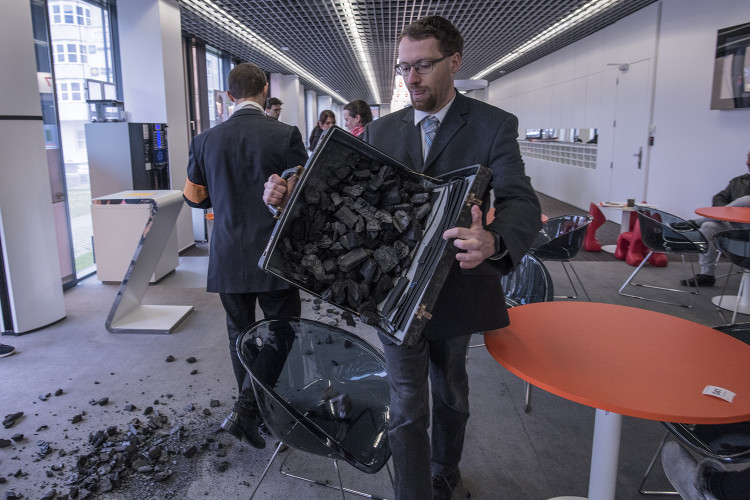 FOTOGALERIE: Do sídla ČEZu vnikli aktivisté, pomalovali okna a v zákaznickém centru rozházeli uhlí