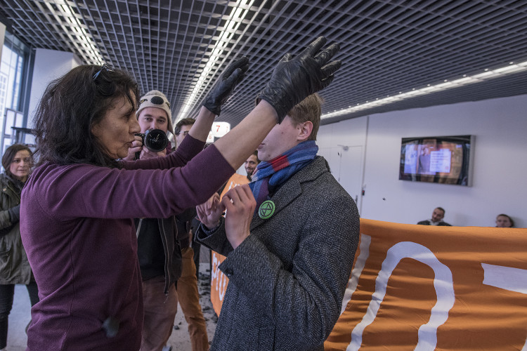 FOTOGALERIE: Do sídla ČEZu vnikli aktivisté, pomalovali okna a v zákaznickém centru rozházeli uhlí