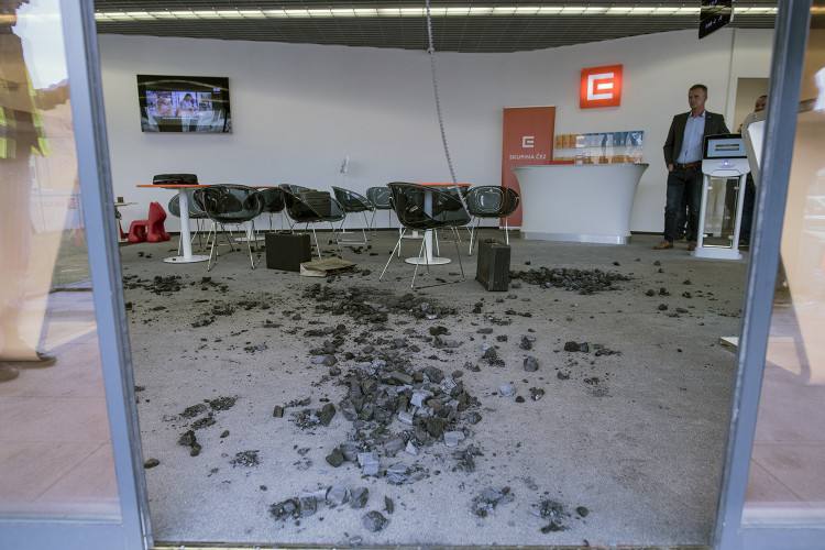 FOTOGALERIE: Do sídla ČEZu vnikli aktivisté, pomalovali okna a v zákaznickém centru rozházeli uhlí