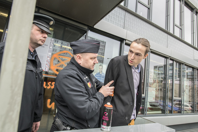FOTOGALERIE: Do sídla ČEZu vnikli aktivisté, pomalovali okna a v zákaznickém centru rozházeli uhlí