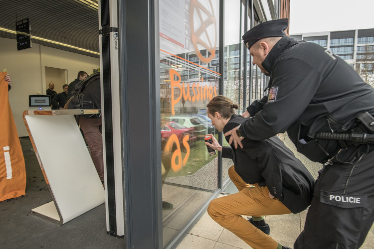 FOTOGALERIE: Do sídla ČEZu vnikli aktivisté, pomalovali okna a v zákaznickém centru rozházeli uhlí