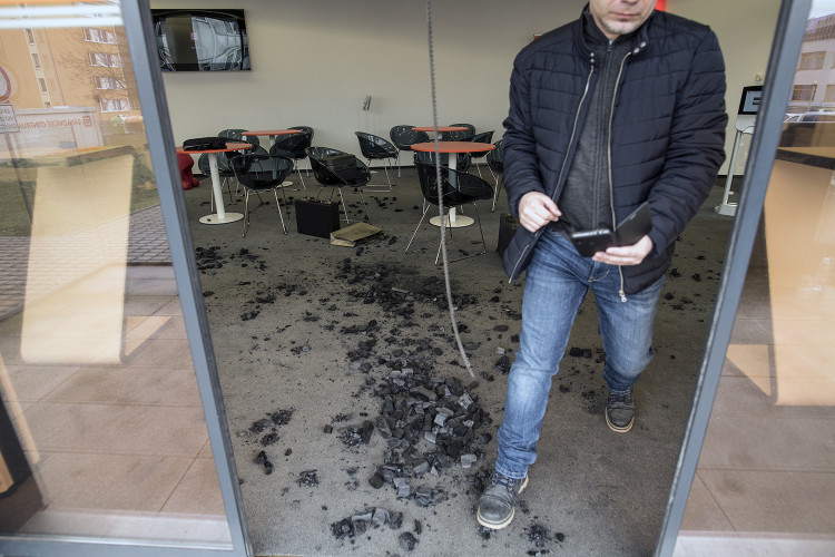 FOTOGALERIE: Do sídla ČEZu vnikli aktivisté, pomalovali okna a v zákaznickém centru rozházeli uhlí