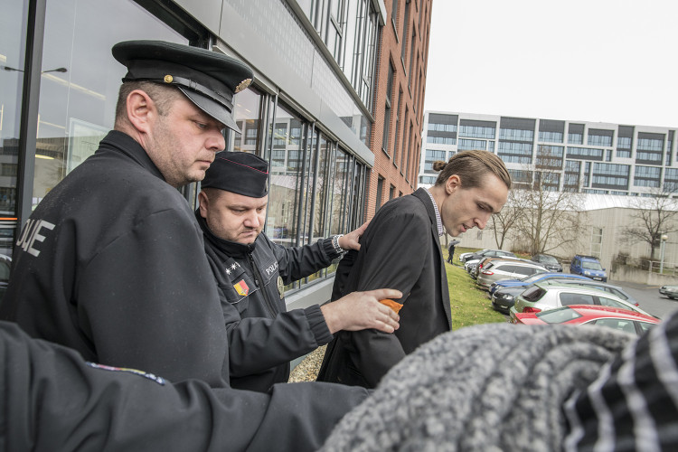 FOTOGALERIE: Do sídla ČEZu vnikli aktivisté, pomalovali okna a v zákaznickém centru rozházeli uhlí