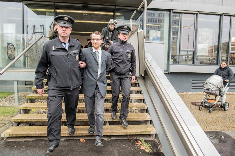 FOTOGALERIE: Do sídla ČEZu vnikli aktivisté, pomalovali okna a v zákaznickém centru rozházeli uhlí