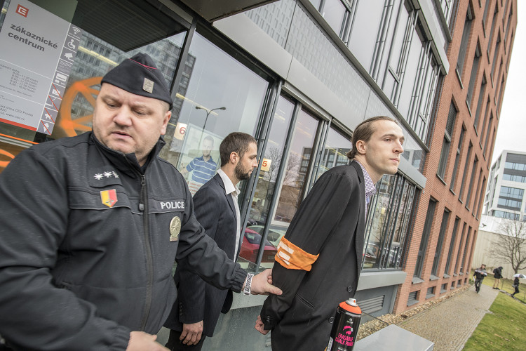 FOTOGALERIE: Do sídla ČEZu vnikli aktivisté, pomalovali okna a v zákaznickém centru rozházeli uhlí