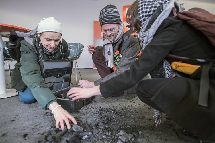 FOTOGALERIE: Do sídla ČEZu vnikli aktivisté, pomalovali okna a v zákaznickém centru rozházeli uhlí
