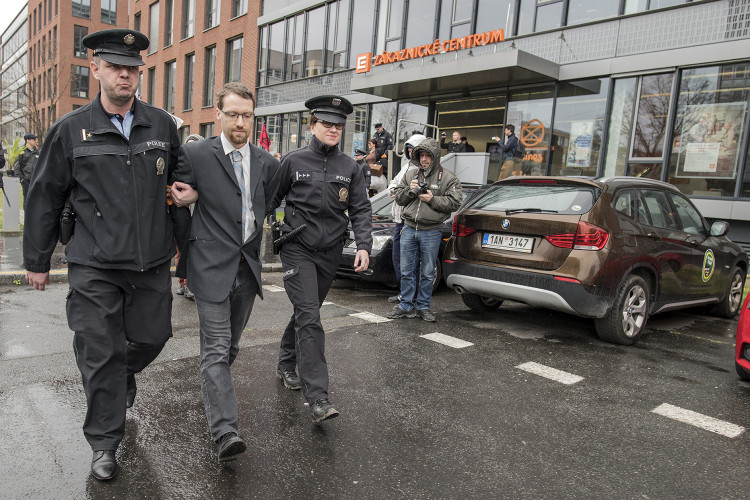 FOTOGALERIE: Do sídla ČEZu vnikli aktivisté, pomalovali okna a v zákaznickém centru rozházeli uhlí