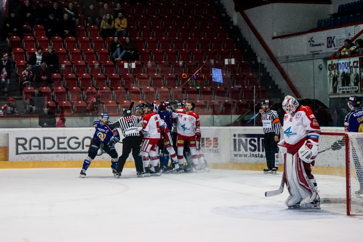 FOTOGALERIE: Hokejisté Olomouce v úvodním zápase předkola nadělili ševcům bůra! Takto vypadal zápas
