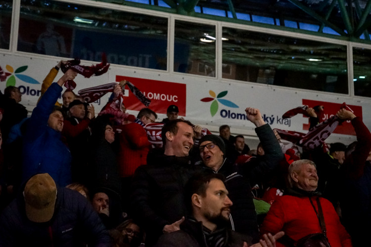 FOTOGALERIE: Hokejisté Olomouce v úvodním zápase předkola nadělili ševcům bůra! Takto vypadal zápas