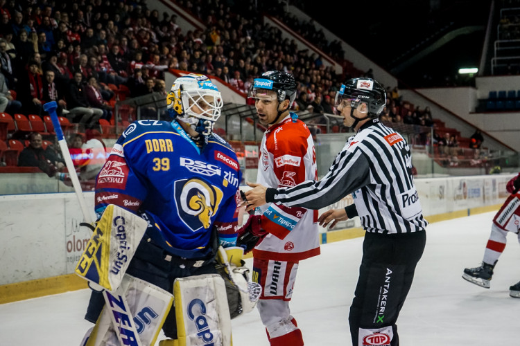 FOTOGALERIE: Hokejisté Olomouce v úvodním zápase předkola nadělili ševcům bůra! Takto vypadal zápas