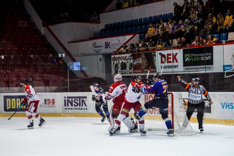 FOTOGALERIE: Hokejisté Olomouce v úvodním zápase předkola nadělili ševcům bůra! Takto vypadal zápas