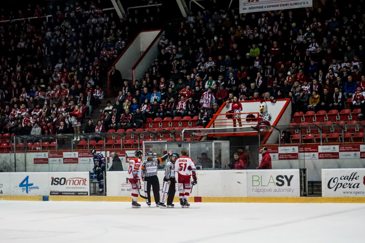 FOTOGALERIE: Hokejisté Olomouce v úvodním zápase předkola nadělili ševcům bůra! Takto vypadal zápas