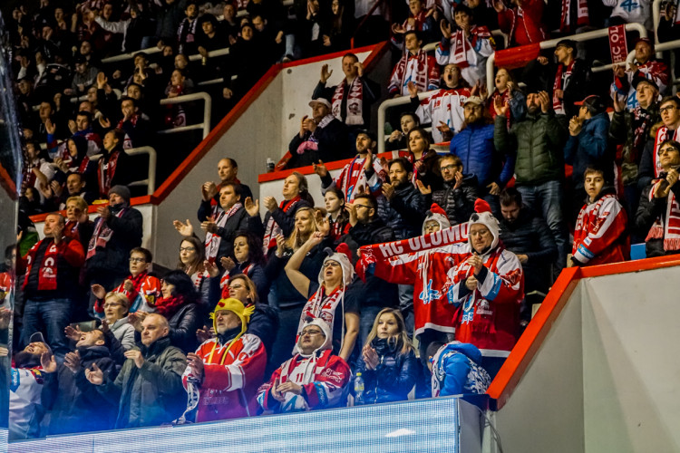 FOTOGALERIE: Hokejisté Olomouce v úvodním zápase předkola nadělili ševcům bůra! Takto vypadal zápas