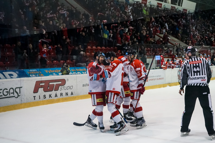 FOTOGALERIE: Hokejisté Olomouce v úvodním zápase předkola nadělili ševcům bůra! Takto vypadal zápas