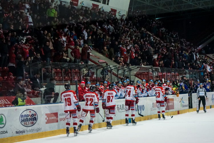 FOTOGALERIE: Hokejisté Olomouce v úvodním zápase předkola nadělili ševcům bůra! Takto vypadal zápas