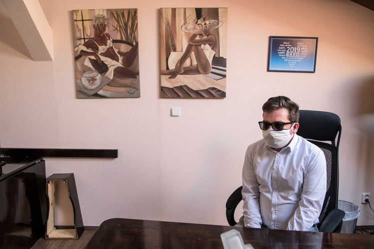 FOTOGALERIE: Podívejte se, jak to vypadá, když se v bordelu rozsvítí