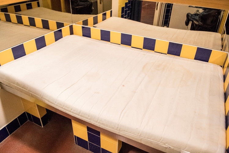 FOTOGALERIE: Podívejte se, jak to vypadá, když se v bordelu rozsvítí