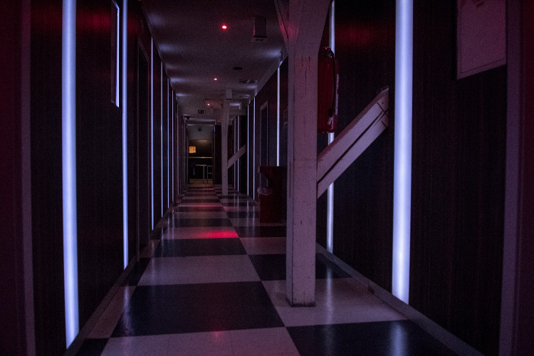 FOTOGALERIE: Podívejte se, jak to vypadá, když se v bordelu rozsvítí