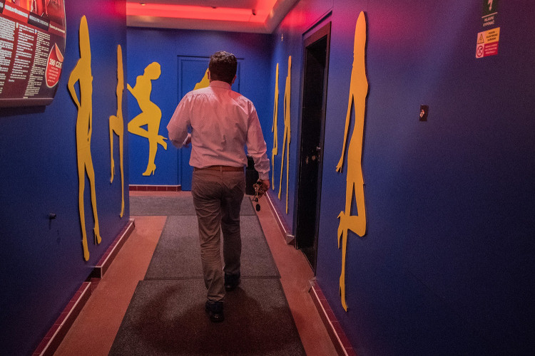 FOTOGALERIE: Podívejte se, jak to vypadá, když se v bordelu rozsvítí