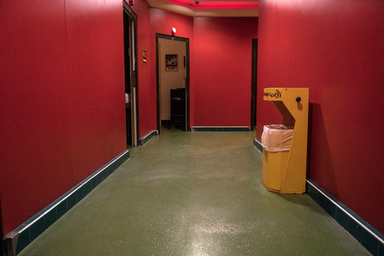 FOTOGALERIE: Podívejte se, jak to vypadá, když se v bordelu rozsvítí