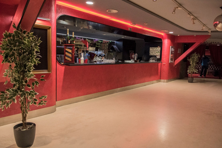 FOTOGALERIE: Podívejte se, jak to vypadá, když se v bordelu rozsvítí