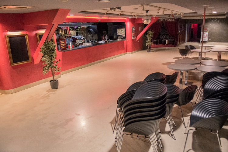 FOTOGALERIE: Podívejte se, jak to vypadá, když se v bordelu rozsvítí