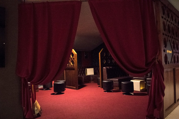 FOTOGALERIE: Podívejte se, jak to vypadá, když se v bordelu rozsvítí