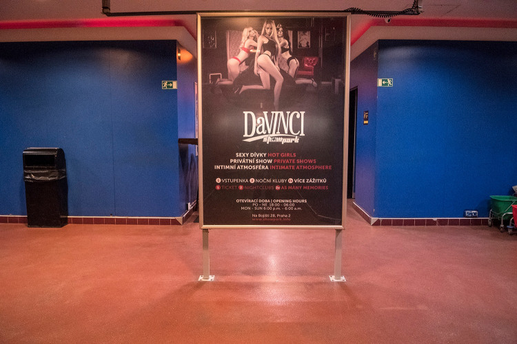 FOTOGALERIE: Podívejte se, jak to vypadá, když se v bordelu rozsvítí