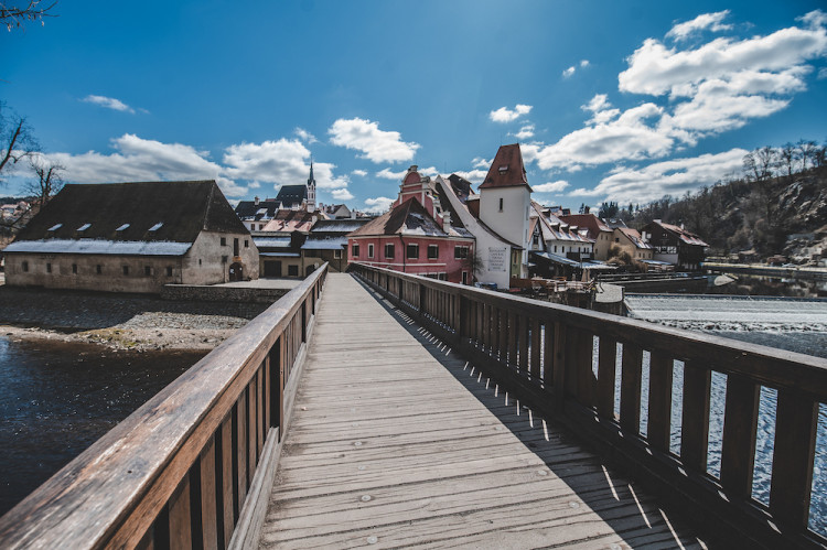 Místo turistů se ulicemi Krumlova prochází kachny. Jak vypadá turistická metropole bez lidí?