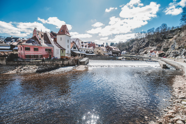 Místo turistů se ulicemi Krumlova prochází kachny. Jak vypadá turistická metropole bez lidí?