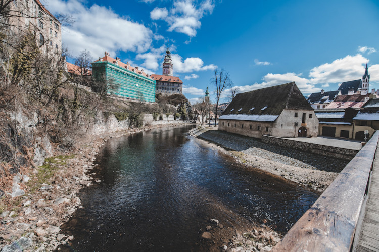 Místo turistů se ulicemi Krumlova prochází kachny. Jak vypadá turistická metropole bez lidí?