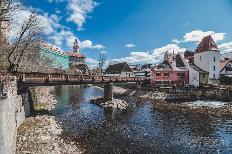 Místo turistů se ulicemi Krumlova prochází kachny. Jak vypadá turistická metropole bez lidí?