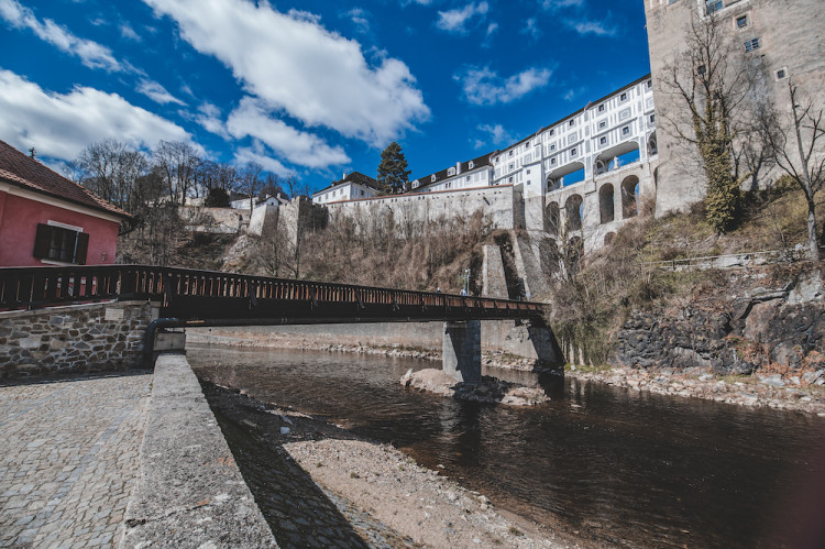 Místo turistů se ulicemi Krumlova prochází kachny. Jak vypadá turistická metropole bez lidí?