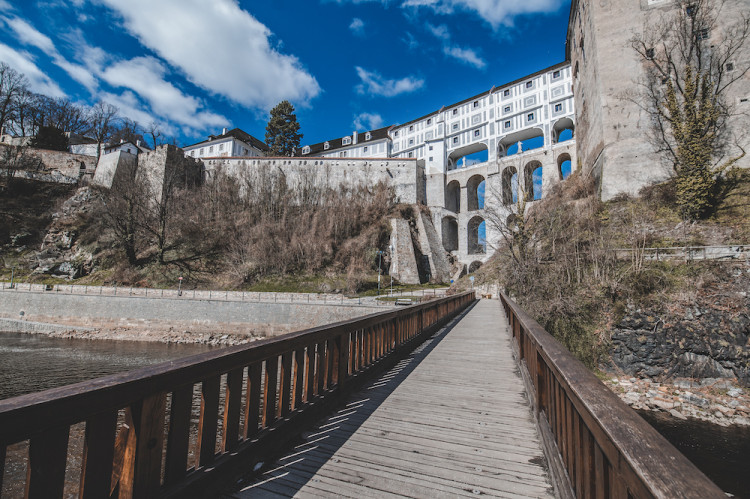 Místo turistů se ulicemi Krumlova prochází kachny. Jak vypadá turistická metropole bez lidí?