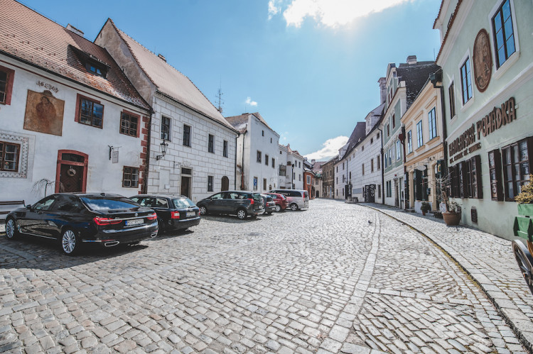 Místo turistů se ulicemi Krumlova prochází kachny. Jak vypadá turistická metropole bez lidí?